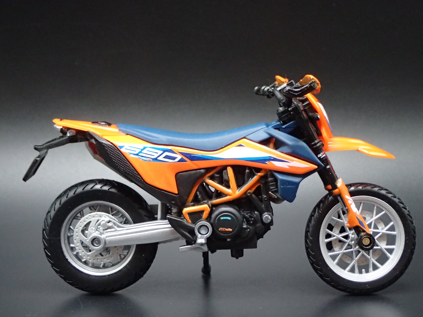 KTM 690 SMCR DIRT BIKE MOTORCYCLE ORANGE 1/18 SCALE DIORAMA DIECAST MODEL BIKE