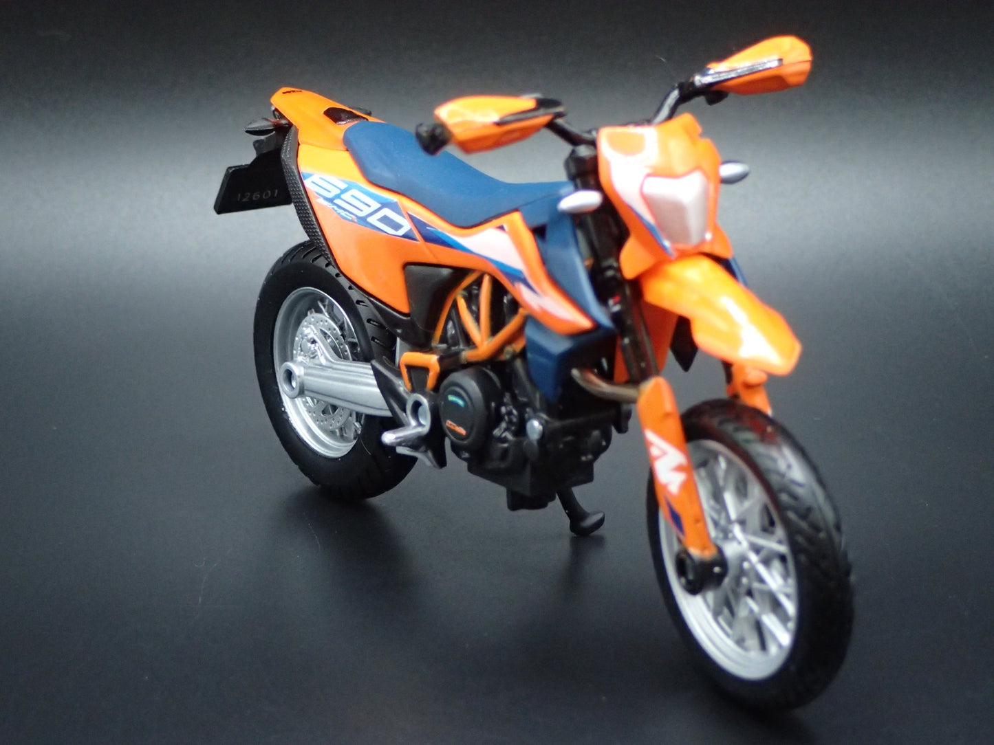 KTM 690 SMCR DIRT BIKE MOTORCYCLE ORANGE 1/18 SCALE DIORAMA DIECAST MODEL BIKE