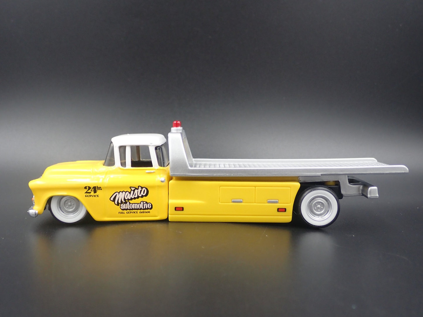 1957 CHEVY CHEVROLET FLATBED RAMP TRUCK TOW TRUCK 1:64 SCALE DIECAST MODEL CAR