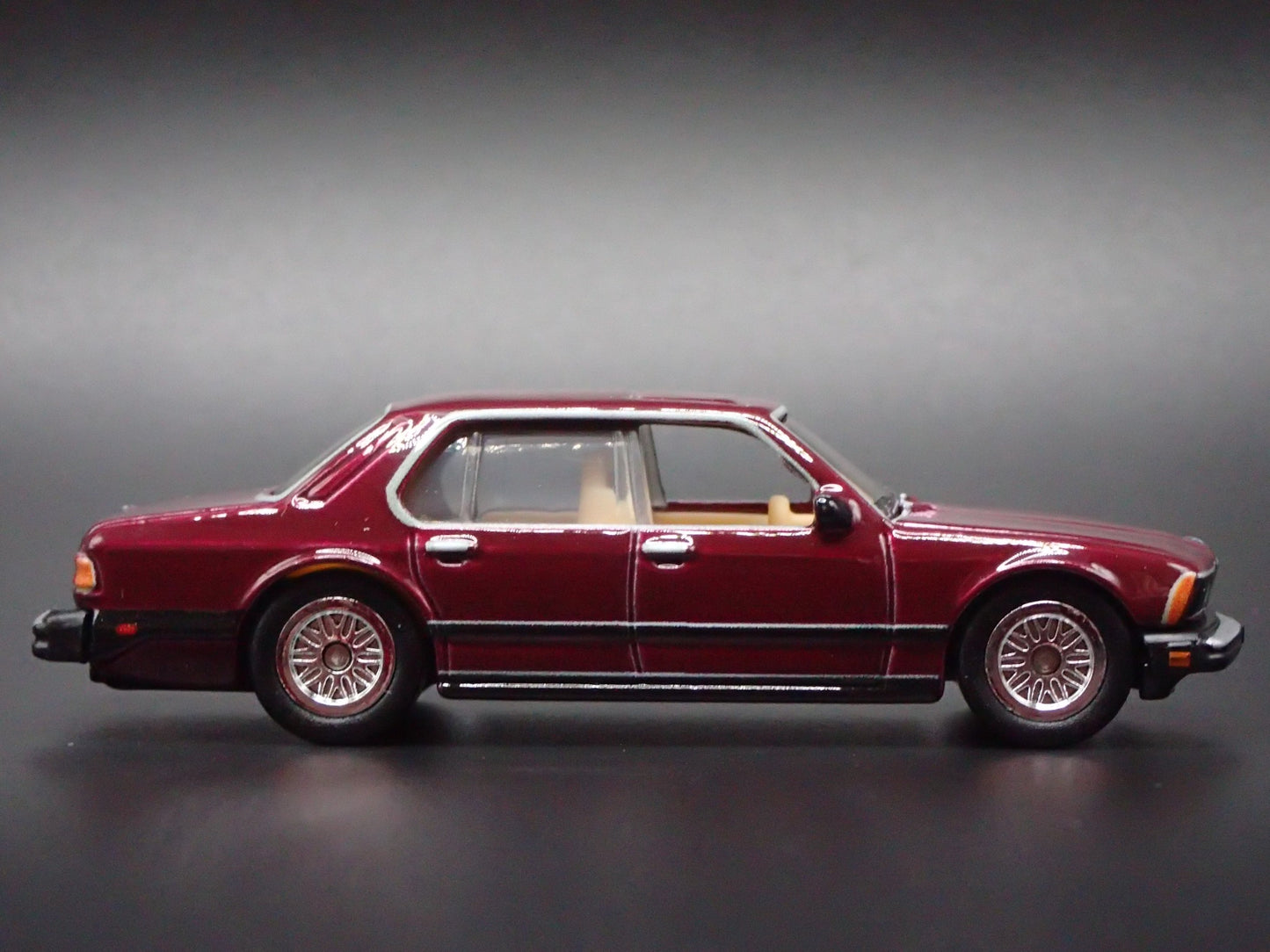 1983-1986 BMW 733i MAROON 1:64 SCALE COLLECTIBLE DIORAMA DIECAST MODEL CAR