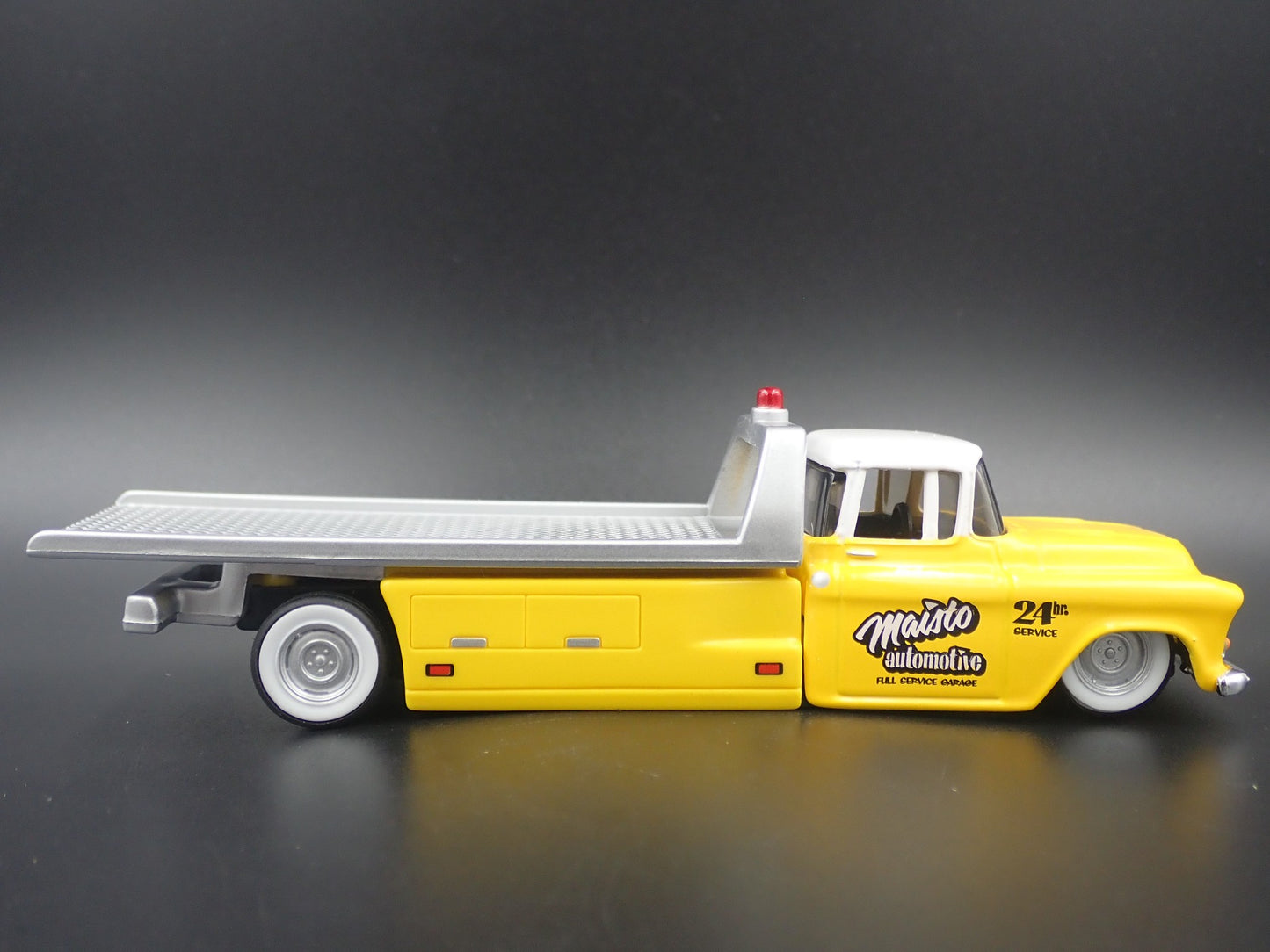 1957 CHEVY CHEVROLET FLATBED RAMP TRUCK TOW TRUCK 1:64 SCALE DIECAST MODEL CAR