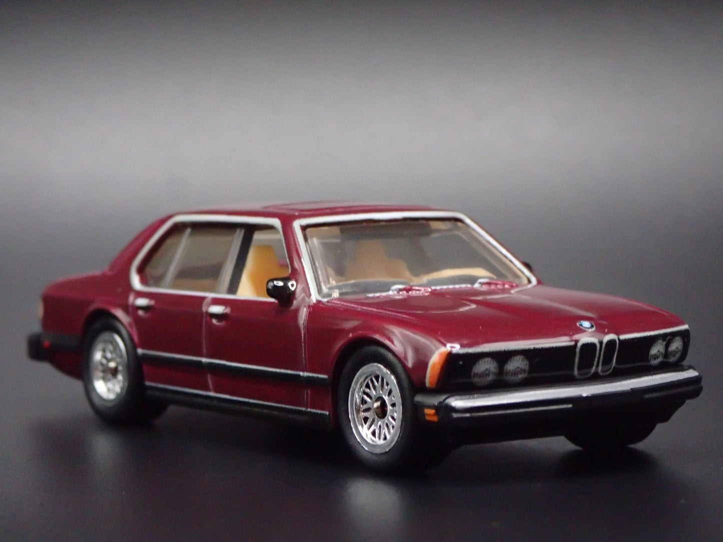 1983-1986 BMW 733i MAROON 1:64 SCALE COLLECTIBLE DIORAMA DIECAST MODEL CAR