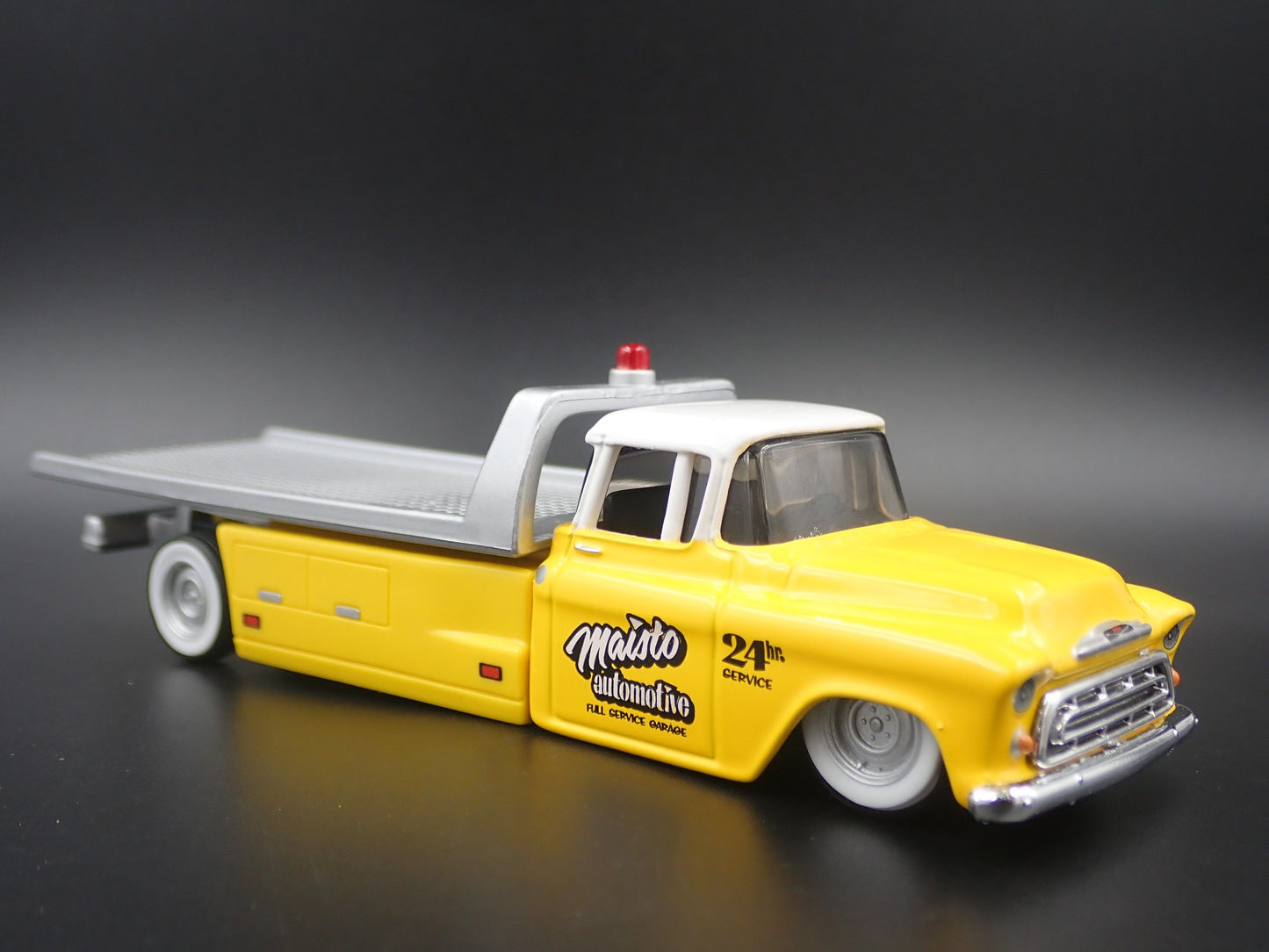 1957 CHEVY CHEVROLET FLATBED RAMP TRUCK TOW TRUCK 1:64 SCALE DIECAST MODEL CAR