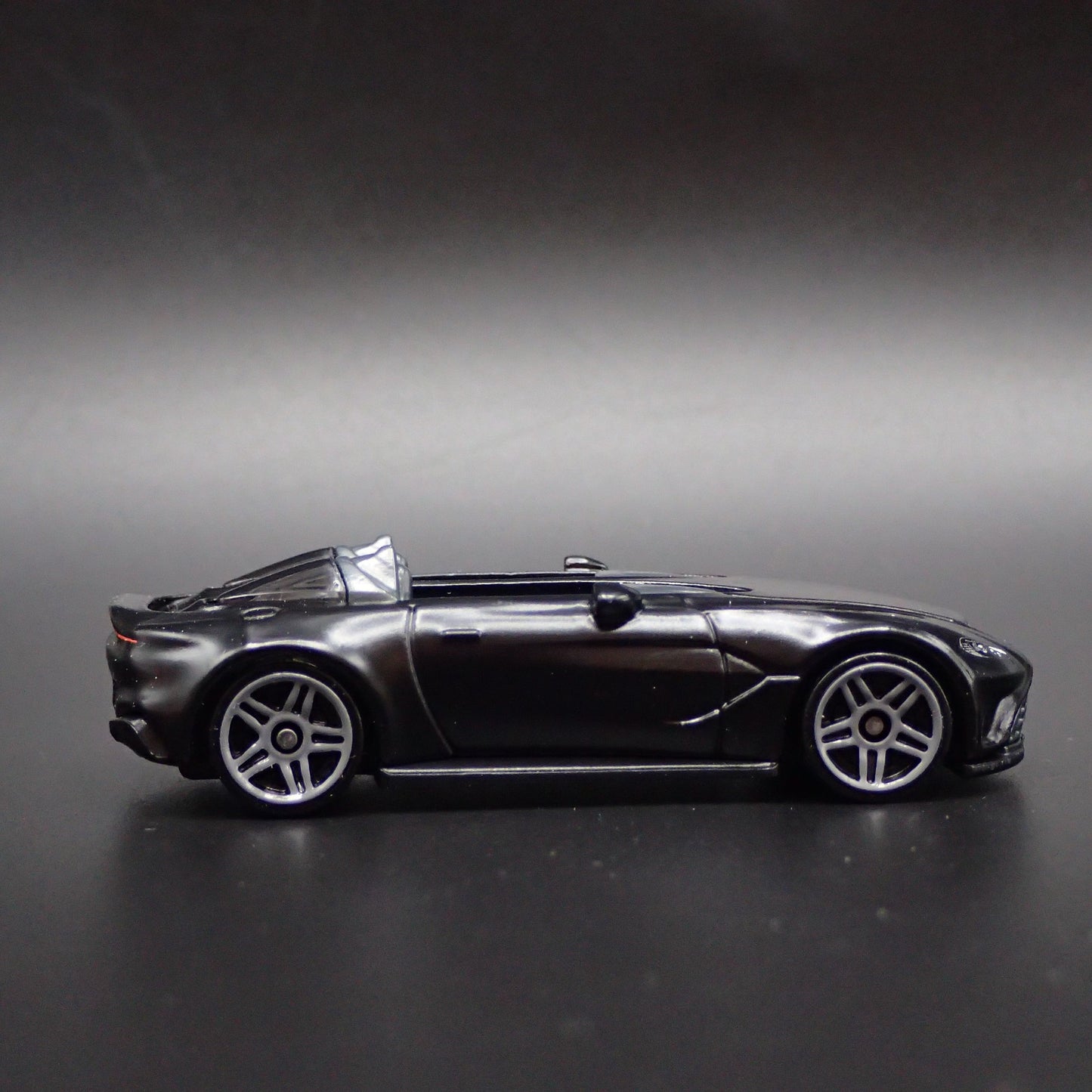 ASTON MARTIN V12 SPEEDSTER RARE 1/64 SCALE COLLECTIBLE DIORAMA DIECAST MODEL CAR
