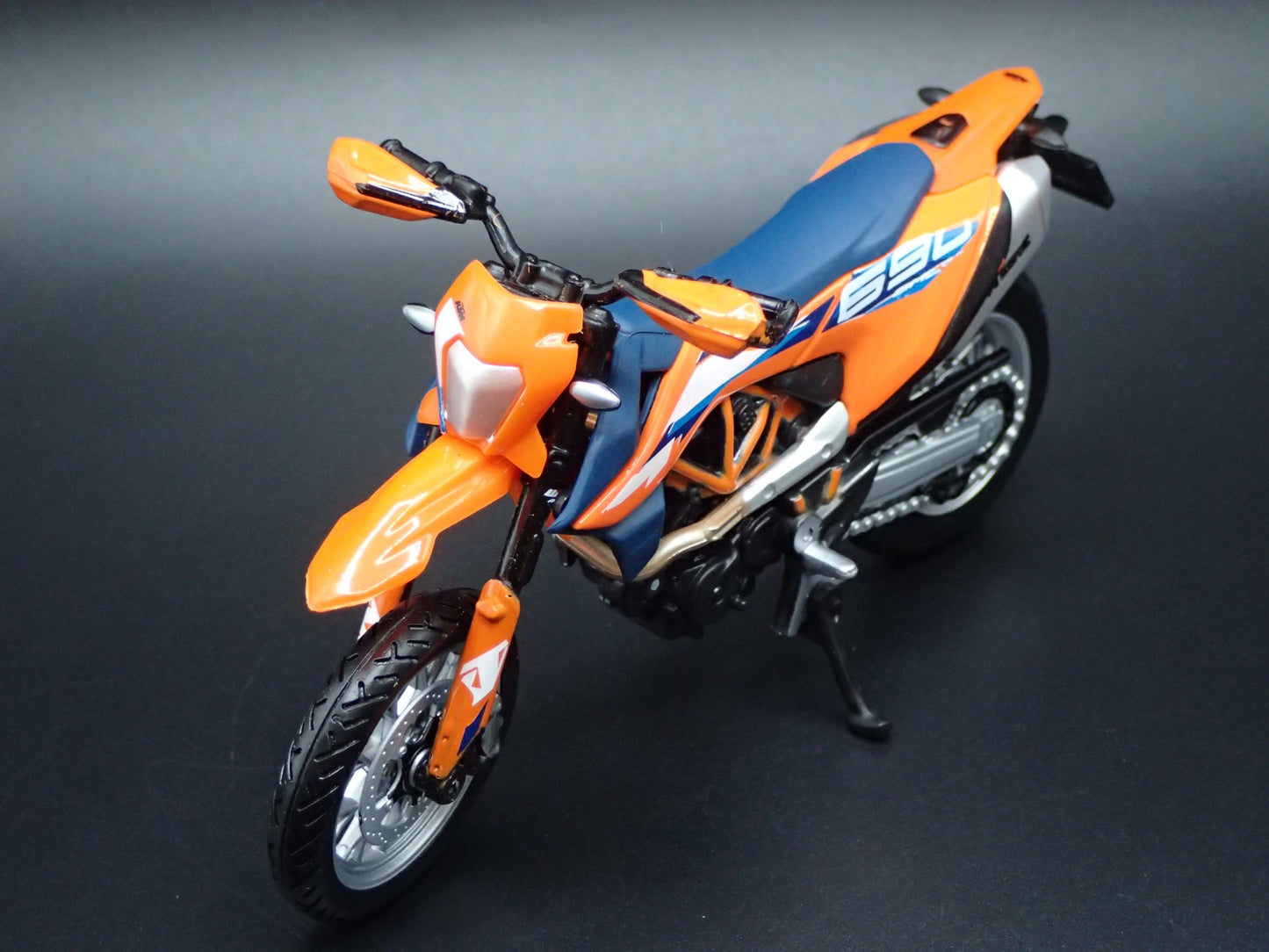 KTM 690 SMCR DIRT BIKE MOTORCYCLE ORANGE 1/18 SCALE DIORAMA DIECAST MODEL BIKE