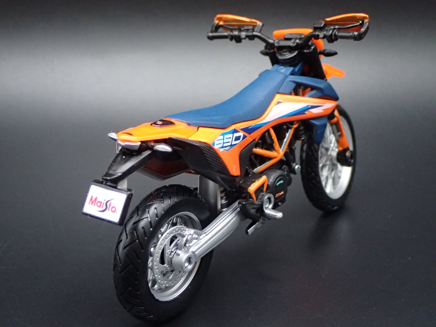 KTM 690 SMCR DIRT BIKE MOTORCYCLE ORANGE 1/18 SCALE DIORAMA DIECAST MODEL BIKE