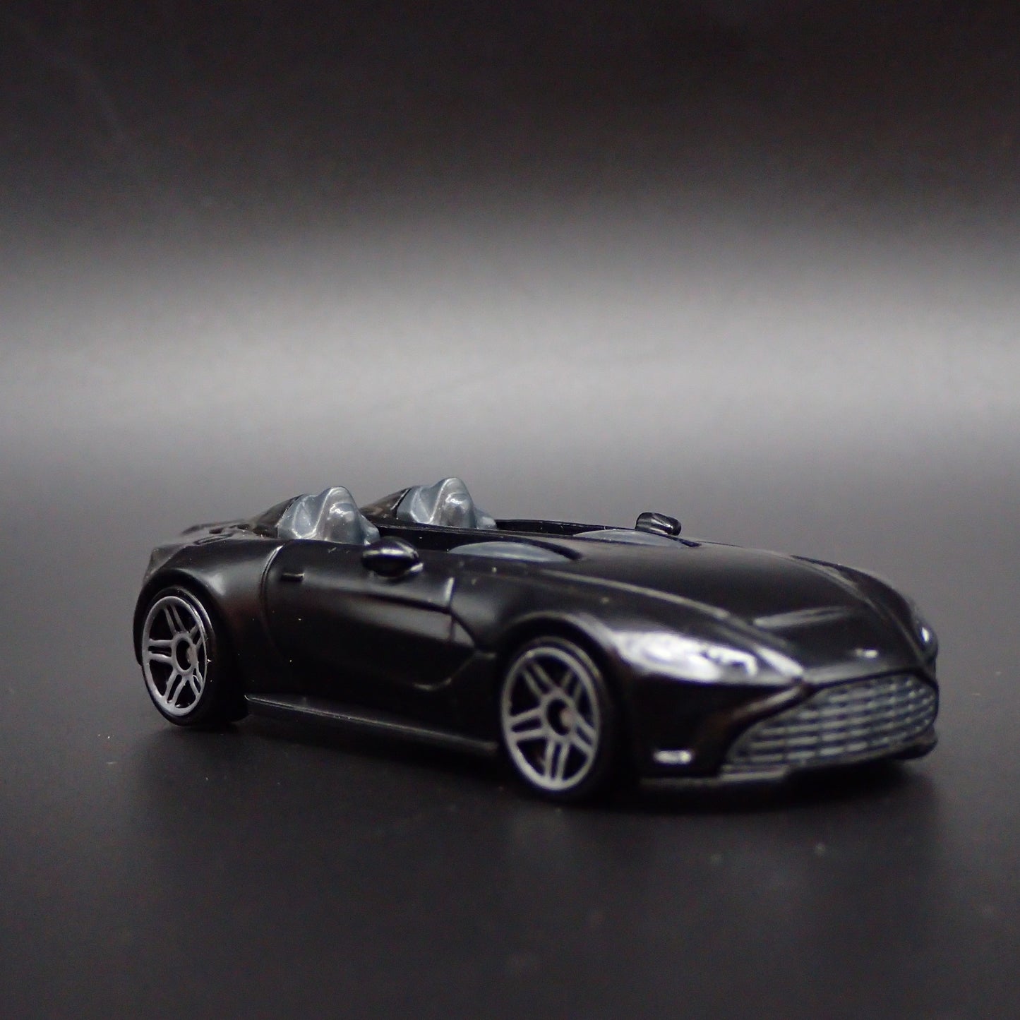 ASTON MARTIN V12 SPEEDSTER RARE 1/64 SCALE COLLECTIBLE DIORAMA DIECAST MODEL CAR