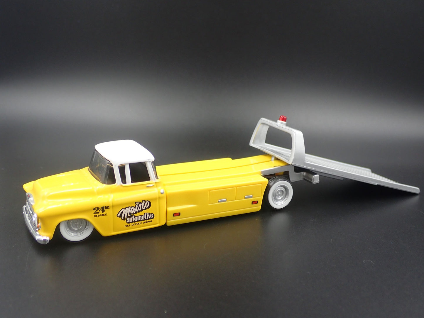 1957 CHEVY CHEVROLET FLATBED RAMP TRUCK TOW TRUCK 1:64 SCALE DIECAST MODEL CAR