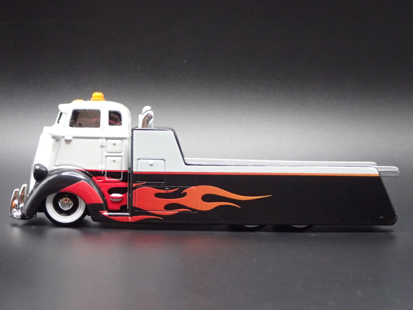 COE FLATBED CAR HAULER WHITE 1:64 SCALE COLLECTIBLE DIORAMA DIECAST MODEL CAR