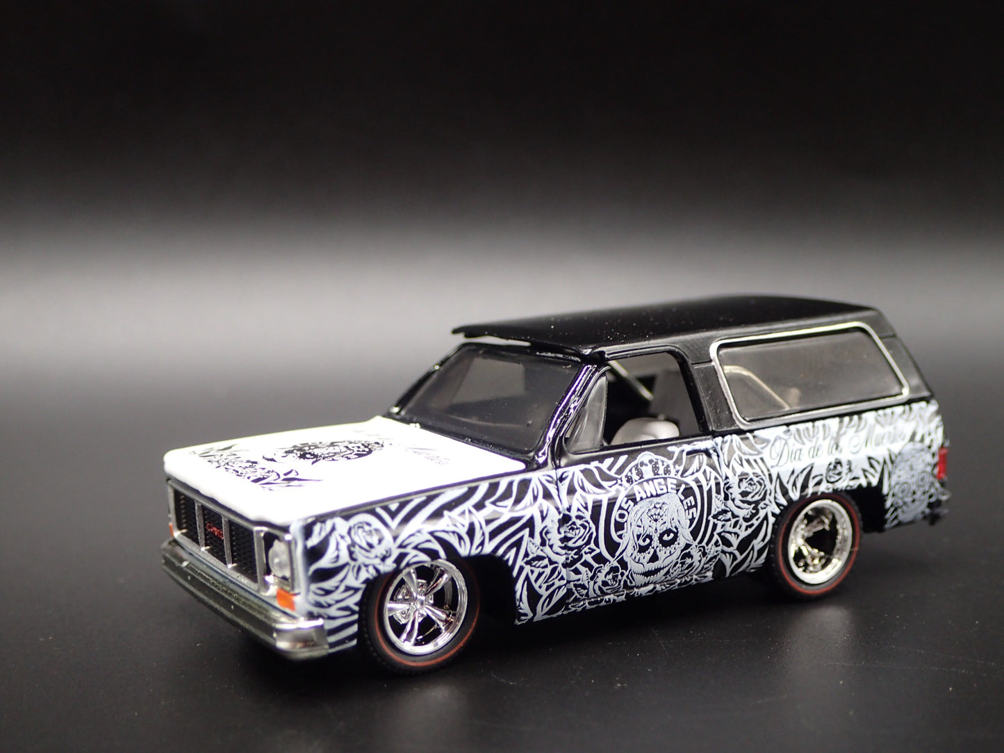 1973 73 GMC JIMMY SIERRA DIAS DE LOS MUERTOS SQUARE 1/64 SCALE DIECAST MODEL CAR