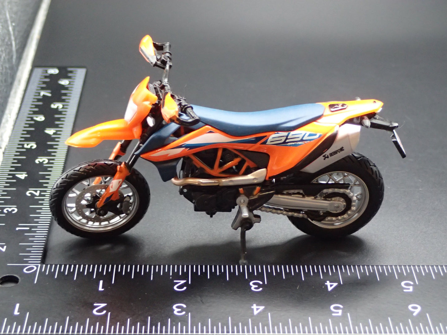 KTM 690 SMCR DIRT BIKE MOTORCYCLE ORANGE 1/18 SCALE DIORAMA DIECAST MODEL BIKE