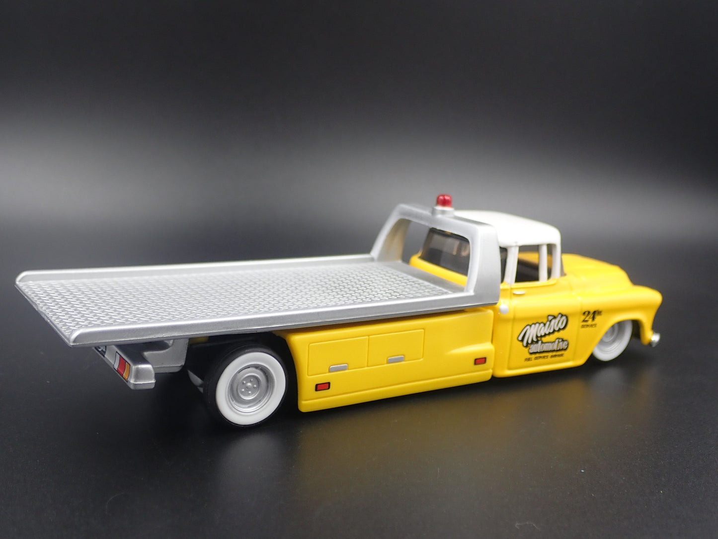 1957 CHEVY CHEVROLET FLATBED RAMP TRUCK TOW TRUCK 1:64 SCALE DIECAST MODEL CAR