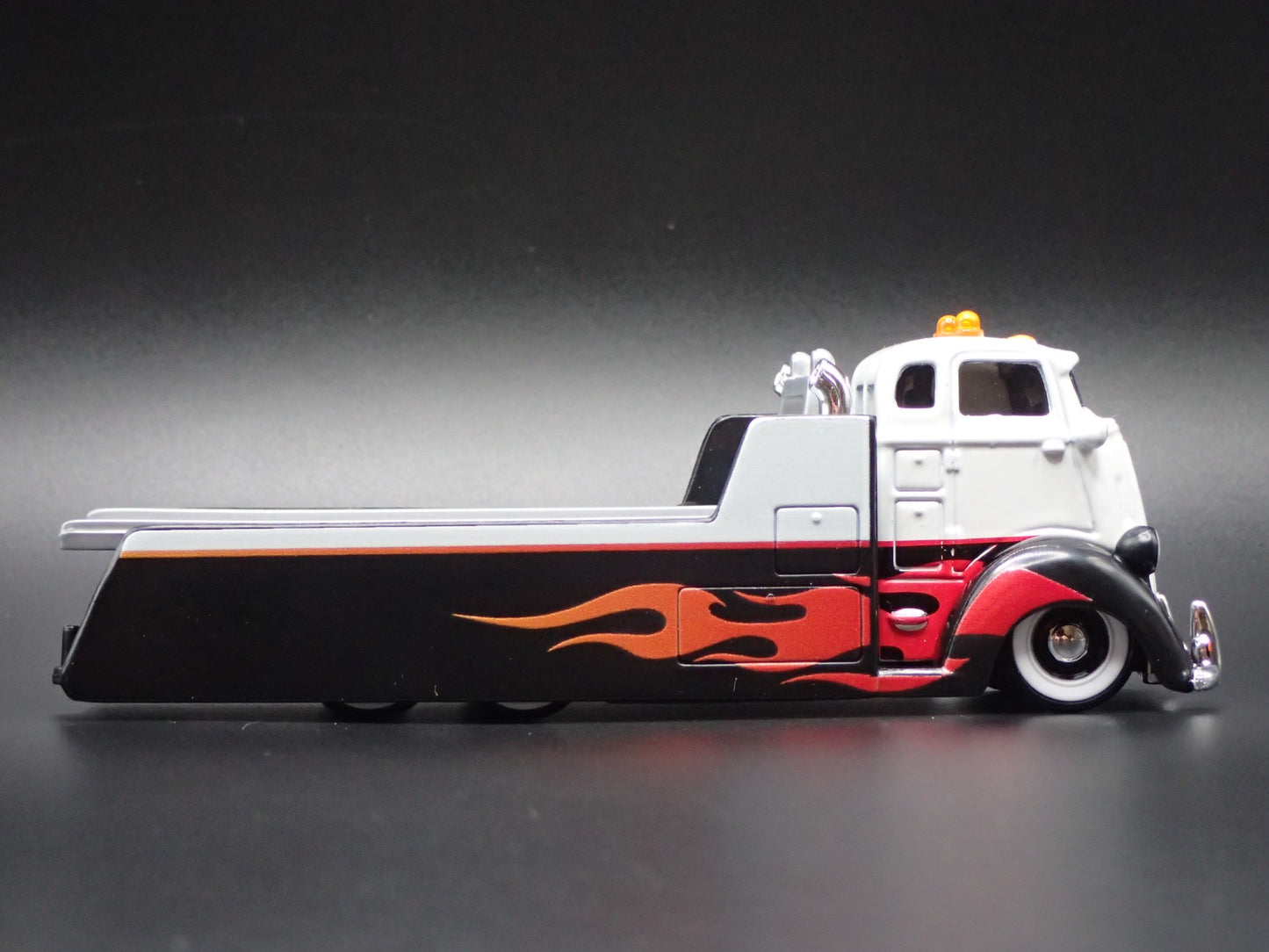 COE FLATBED CAR HAULER WHITE 1:64 SCALE COLLECTIBLE DIORAMA DIECAST MODEL CAR