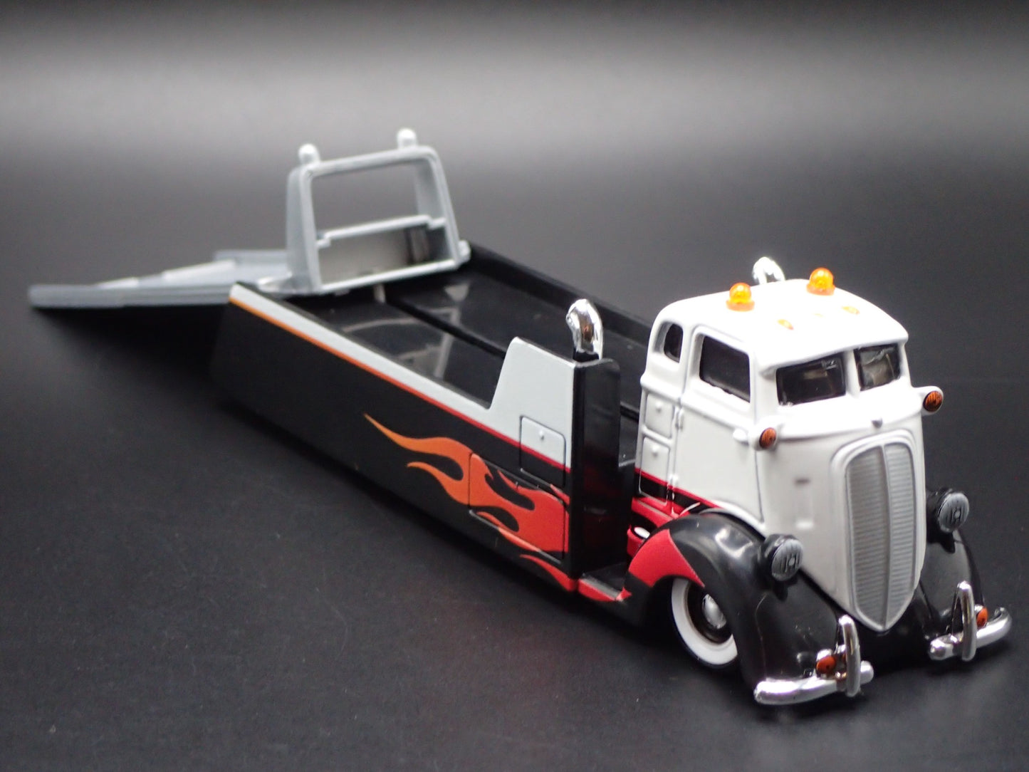 COE FLATBED CAR HAULER WHITE 1:64 SCALE COLLECTIBLE DIORAMA DIECAST MODEL CAR