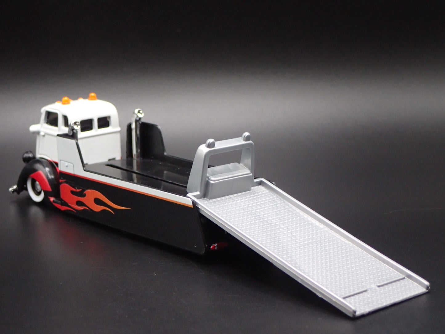 COE FLATBED CAR HAULER WHITE 1:64 SCALE COLLECTIBLE DIORAMA DIECAST MODEL CAR