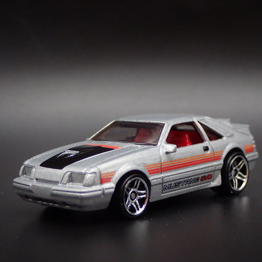 1984 84 FORD MUSTANG SVO FOX BODY SILVER 1:64 SCALE DIORAMA DIECAST MODEL CAR