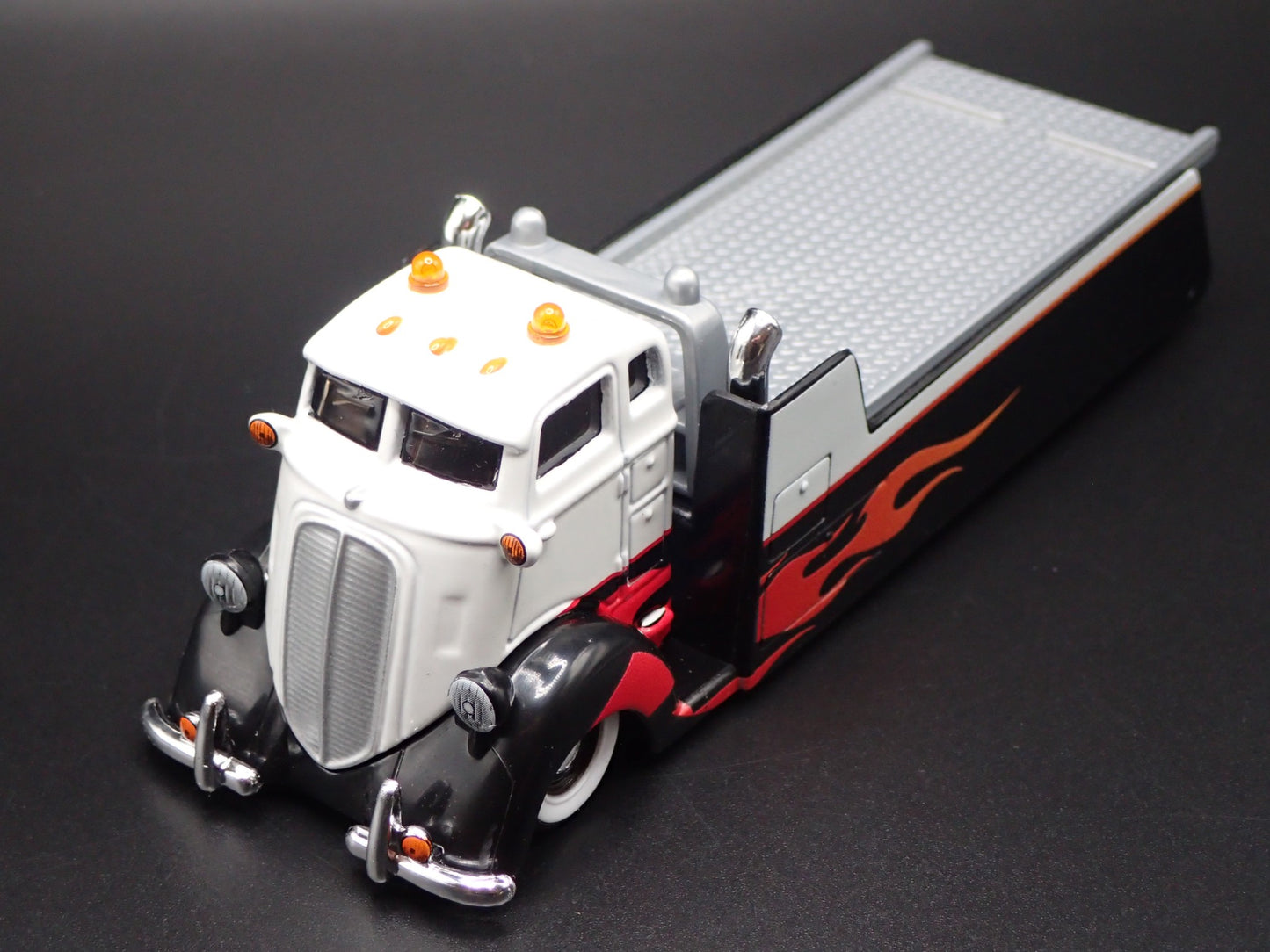 COE FLATBED CAR HAULER WHITE 1:64 SCALE COLLECTIBLE DIORAMA DIECAST MODEL CAR