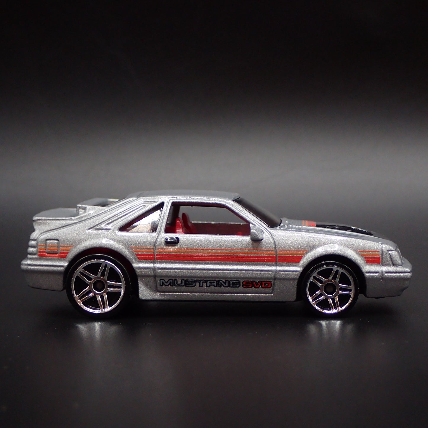 1984 84 FORD MUSTANG SVO FOX BODY SILVER 1:64 SCALE DIORAMA DIECAST MODEL CAR