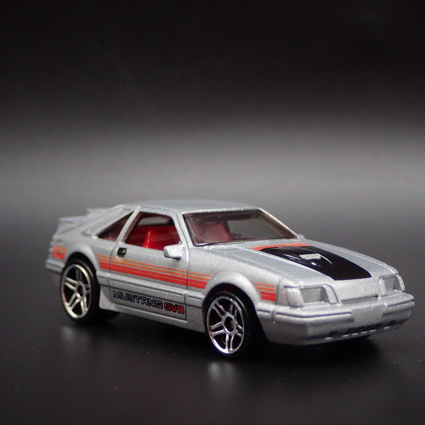 1984 84 FORD MUSTANG SVO FOX BODY SILVER 1:64 SCALE DIORAMA DIECAST MODEL CAR