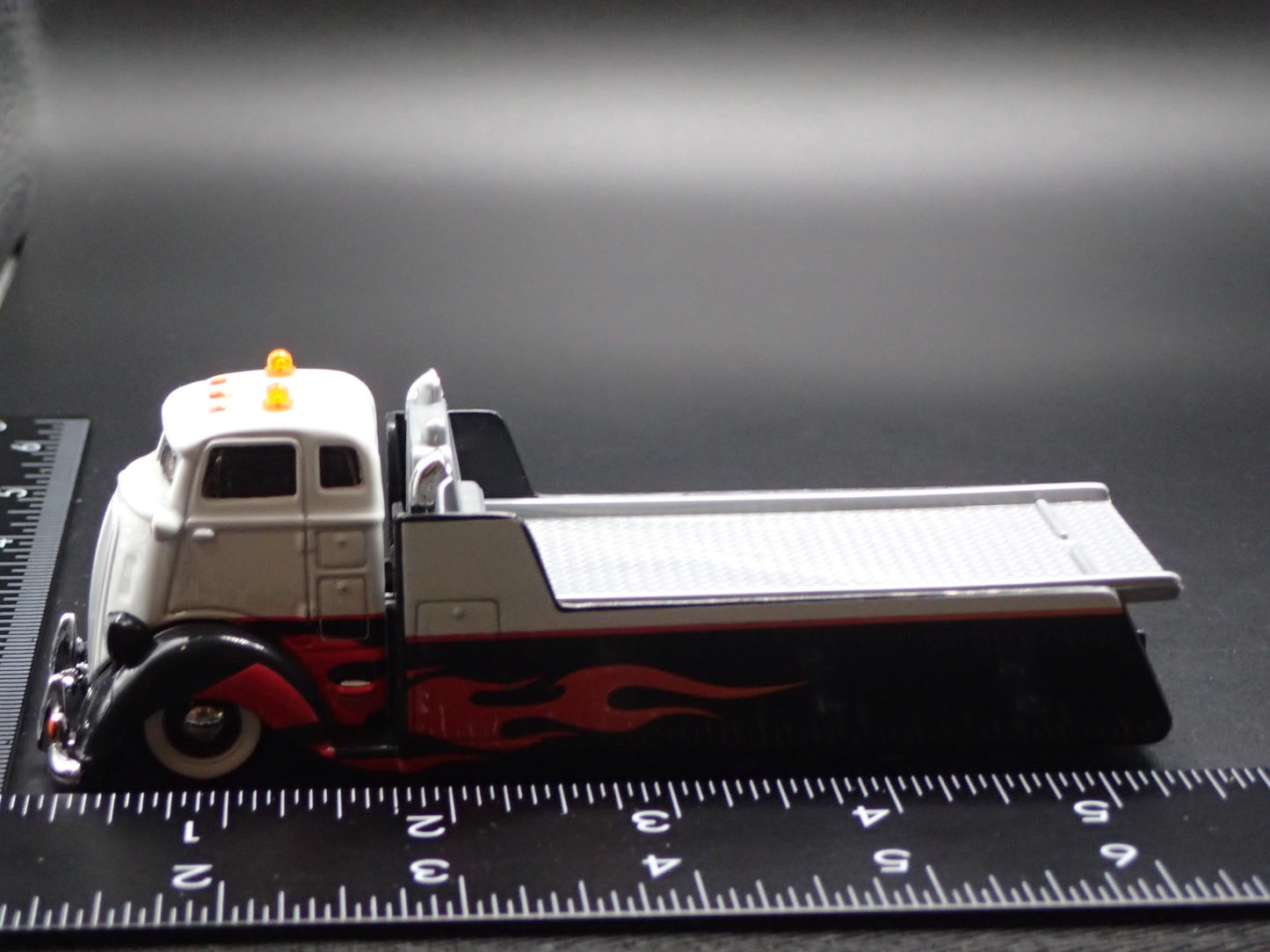 COE FLATBED CAR HAULER WHITE 1:64 SCALE COLLECTIBLE DIORAMA DIECAST MODEL CAR