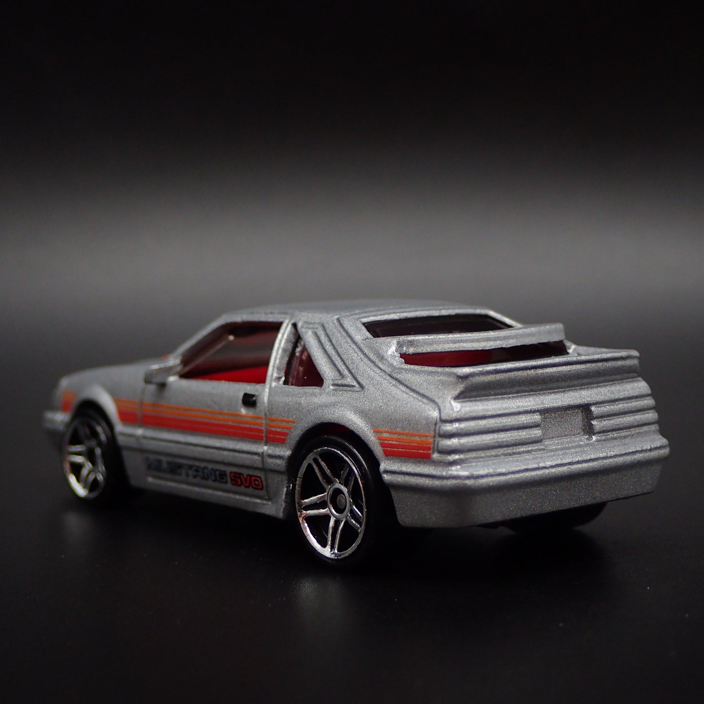 1984 84 FORD MUSTANG SVO FOX BODY SILVER 1:64 SCALE DIORAMA DIECAST MODEL CAR