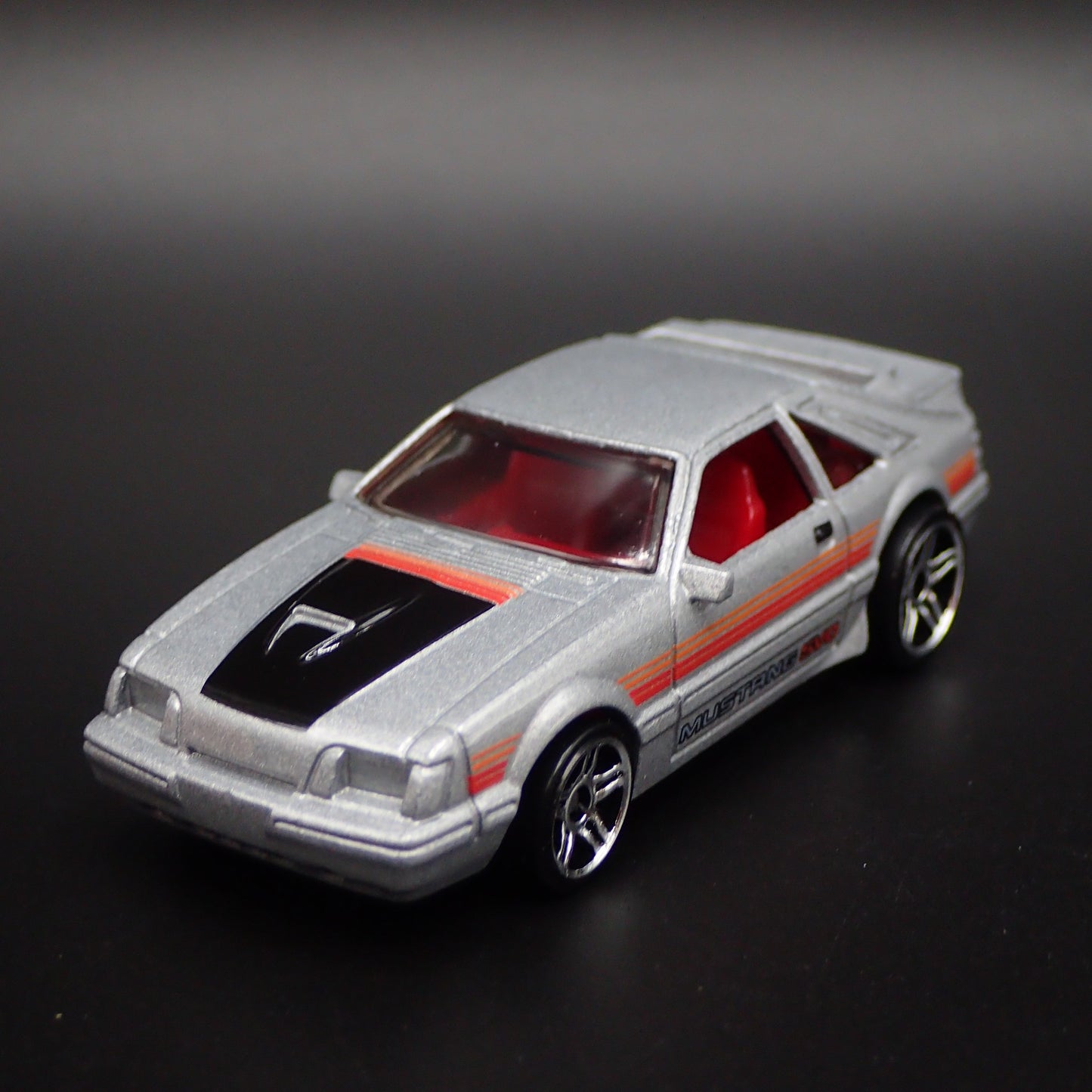 1984 84 FORD MUSTANG SVO FOX BODY SILVER 1:64 SCALE DIORAMA DIECAST MODEL CAR
