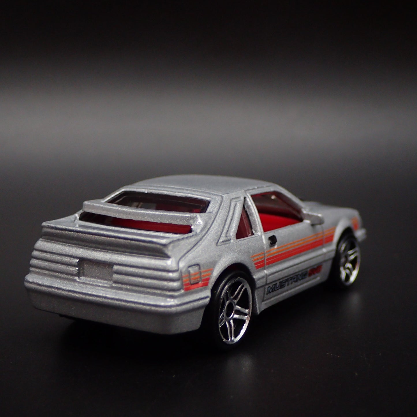 1984 84 FORD MUSTANG SVO FOX BODY SILVER 1:64 SCALE DIORAMA DIECAST MODEL CAR