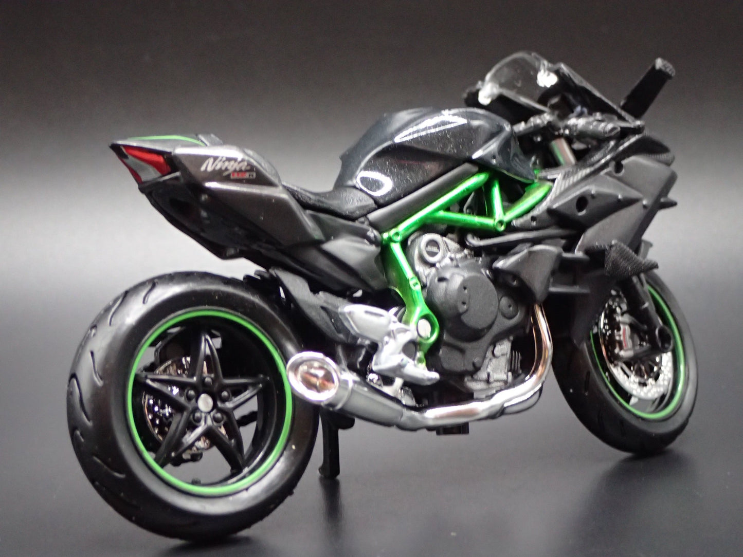 KAWASAKI NINJA H 2R BIKE MOTORCYCLE BLACK 1/18 SCALE DIORAMA DIECAST MODEL BIKE