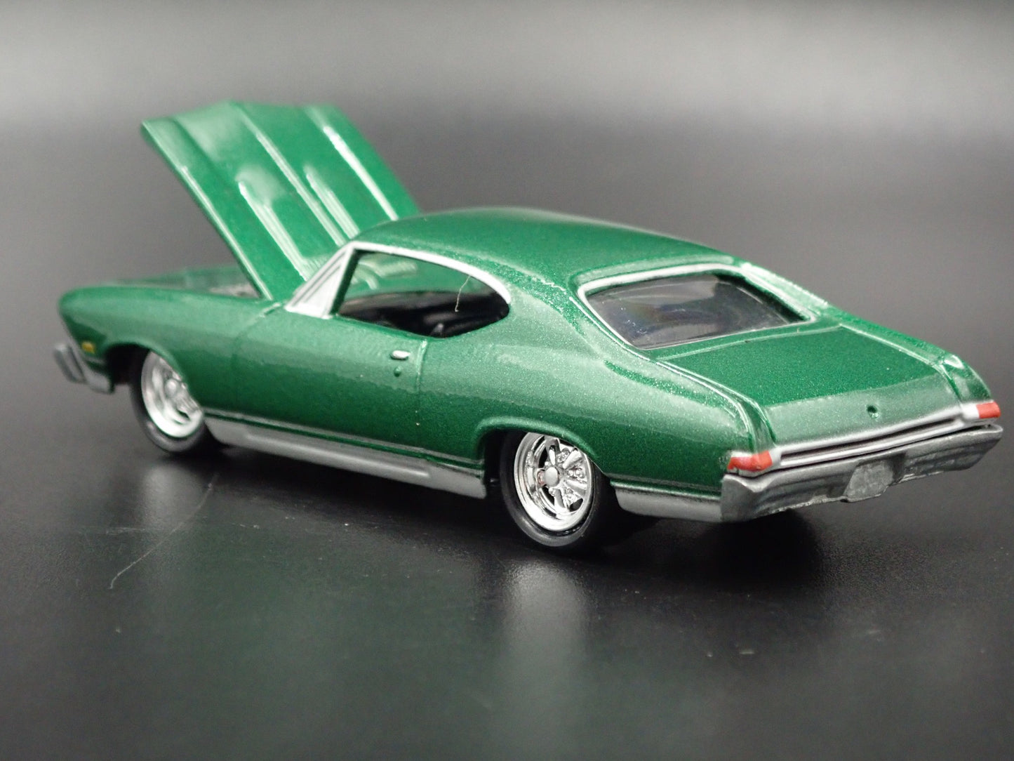 1968 68 CHEVY CHEVROLET CHEVELLE GREEN 1:64 SCALE DIORAMA DIECAST MODEL CAR