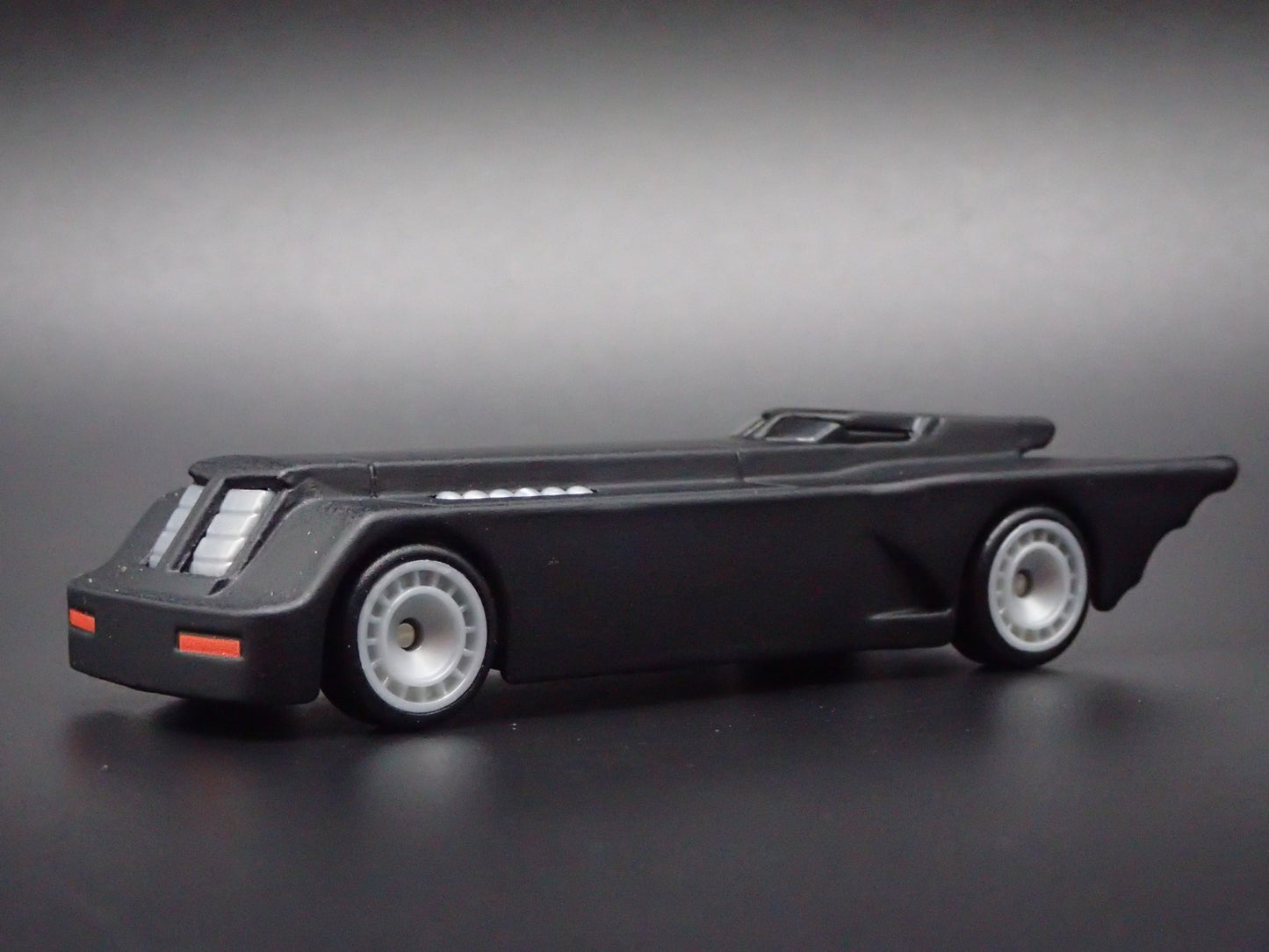 BATMAN THE ANIMATED SERIES BATMOBILE BLACK 1:64 SCALE DIORAMA DIECAST MODEL CAR