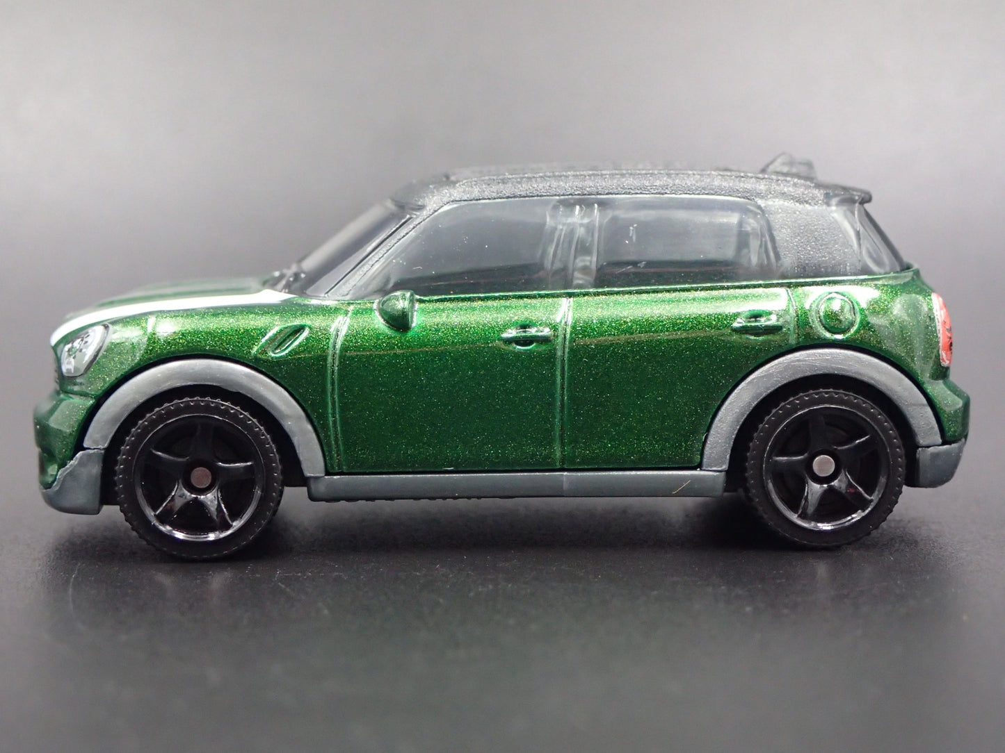2010-2016 MINI COOPER COUNTRYMAN GREEN 1:64 SCALE DIORAMA DIECAST MODEL CAR
