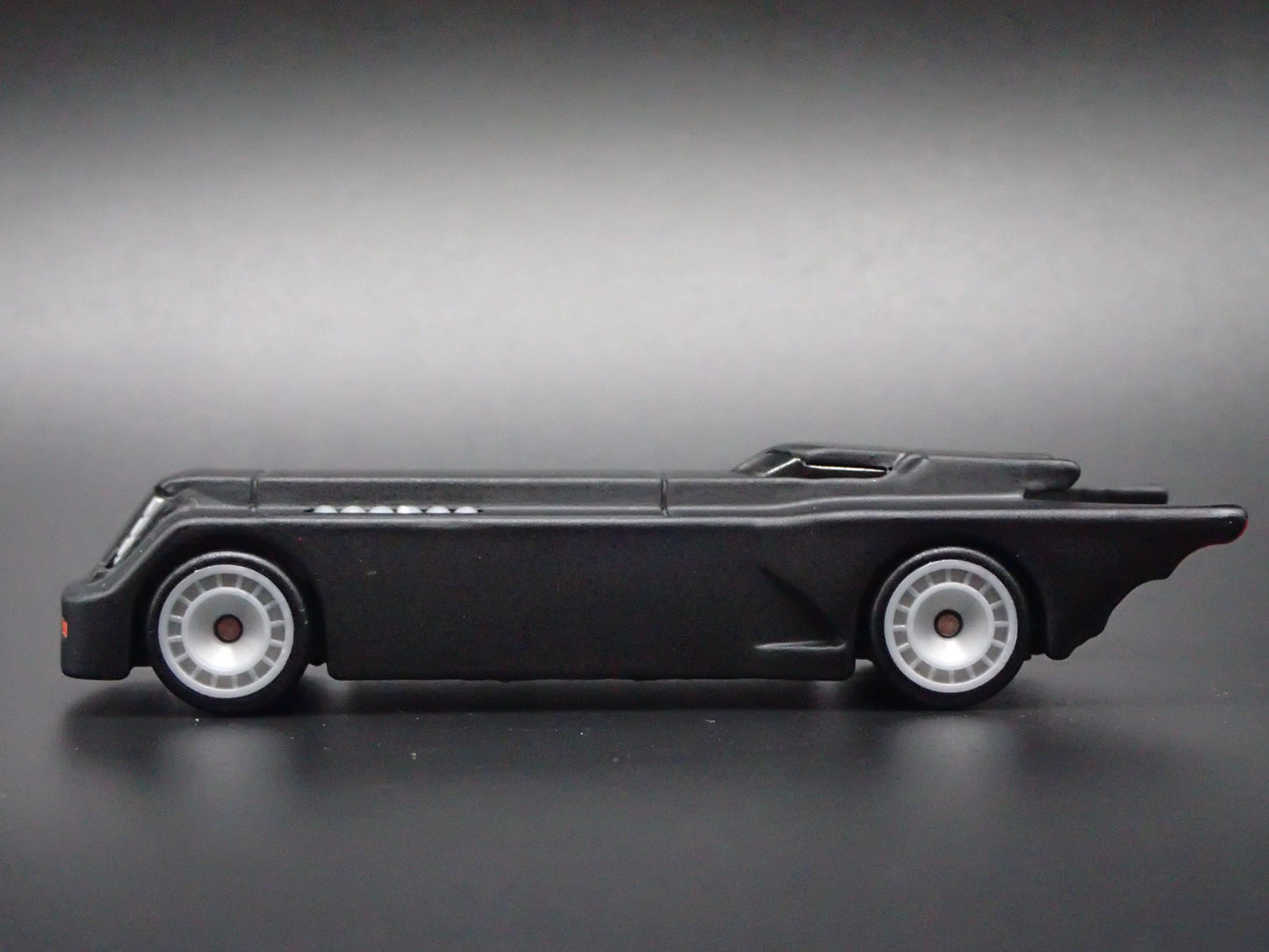 BATMAN THE ANIMATED SERIES BATMOBILE BLACK 1:64 SCALE DIORAMA DIECAST MODEL CAR