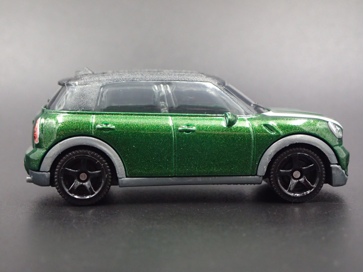 2010-2016 MINI COOPER COUNTRYMAN GREEN 1:64 SCALE DIORAMA DIECAST MODEL CAR