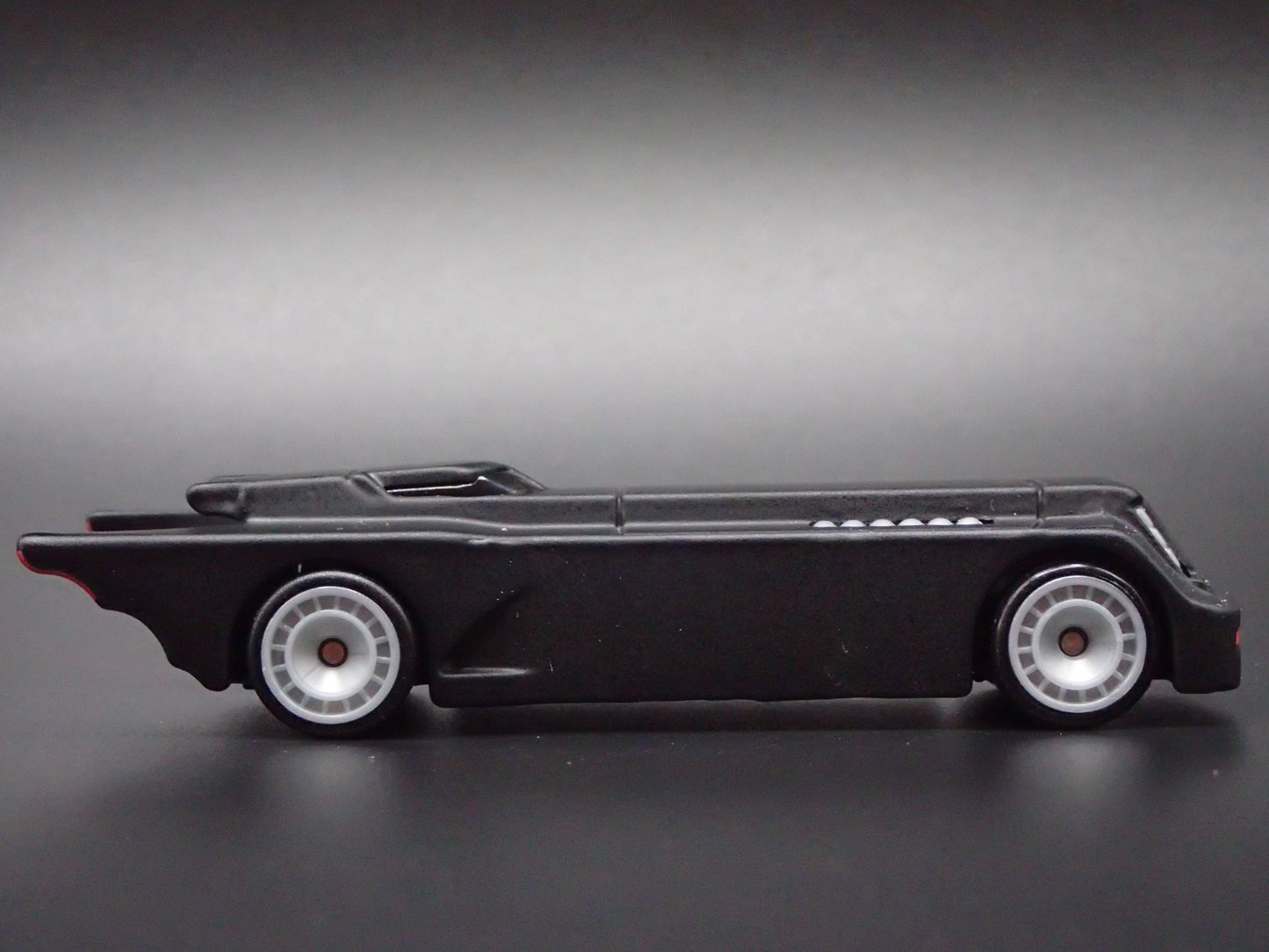BATMAN THE ANIMATED SERIES BATMOBILE BLACK 1:64 SCALE DIORAMA DIECAST MODEL CAR