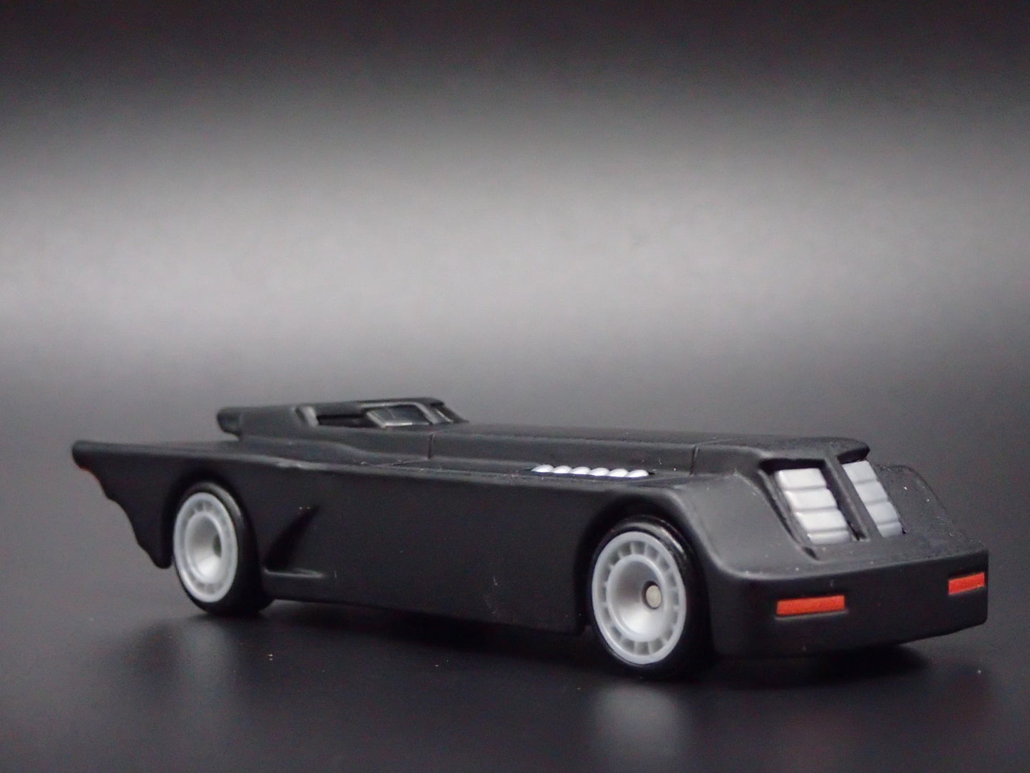 BATMAN THE ANIMATED SERIES BATMOBILE BLACK 1:64 SCALE DIORAMA DIECAST MODEL CAR