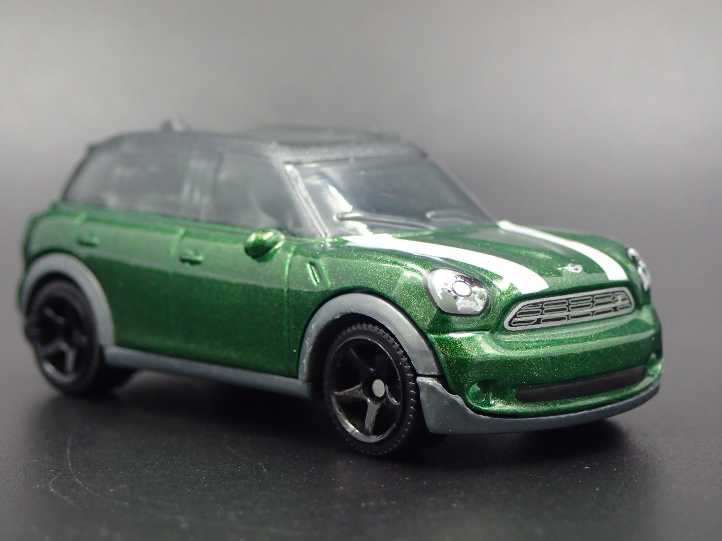 2010-2016 MINI COOPER COUNTRYMAN GREEN 1:64 SCALE DIORAMA DIECAST MODEL CAR