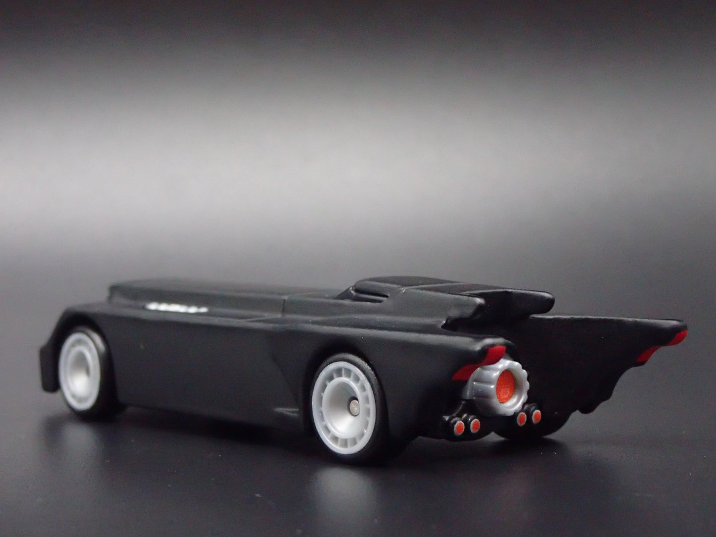BATMAN THE ANIMATED SERIES BATMOBILE BLACK 1:64 SCALE DIORAMA DIECAST MODEL CAR