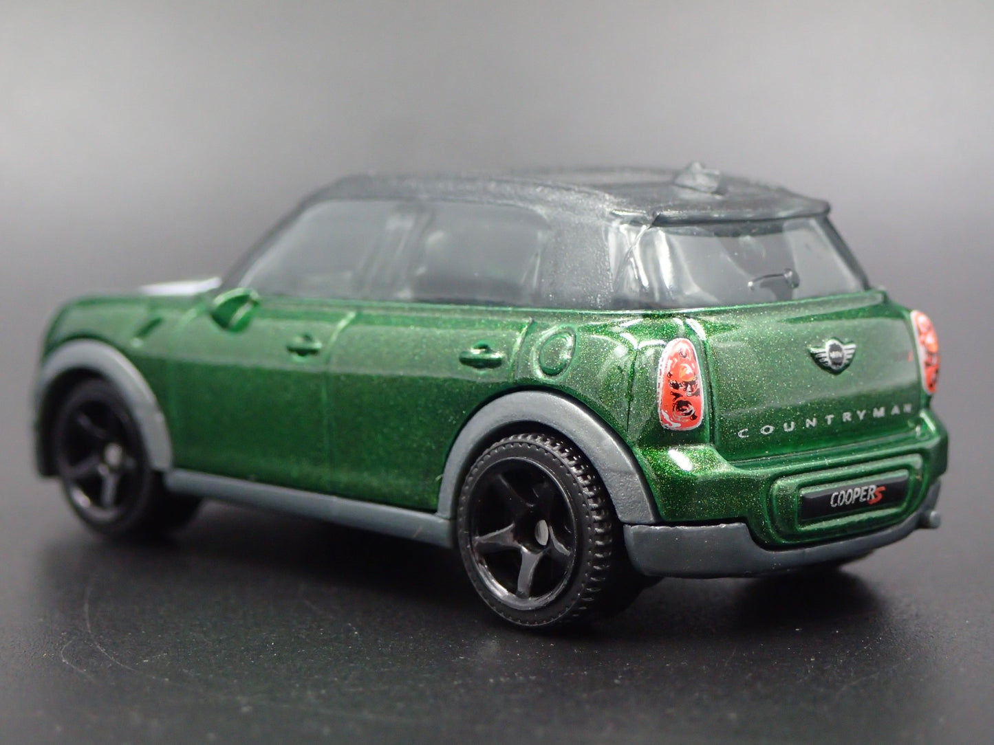 2010-2016 MINI COOPER COUNTRYMAN GREEN 1:64 SCALE DIORAMA DIECAST MODEL CAR