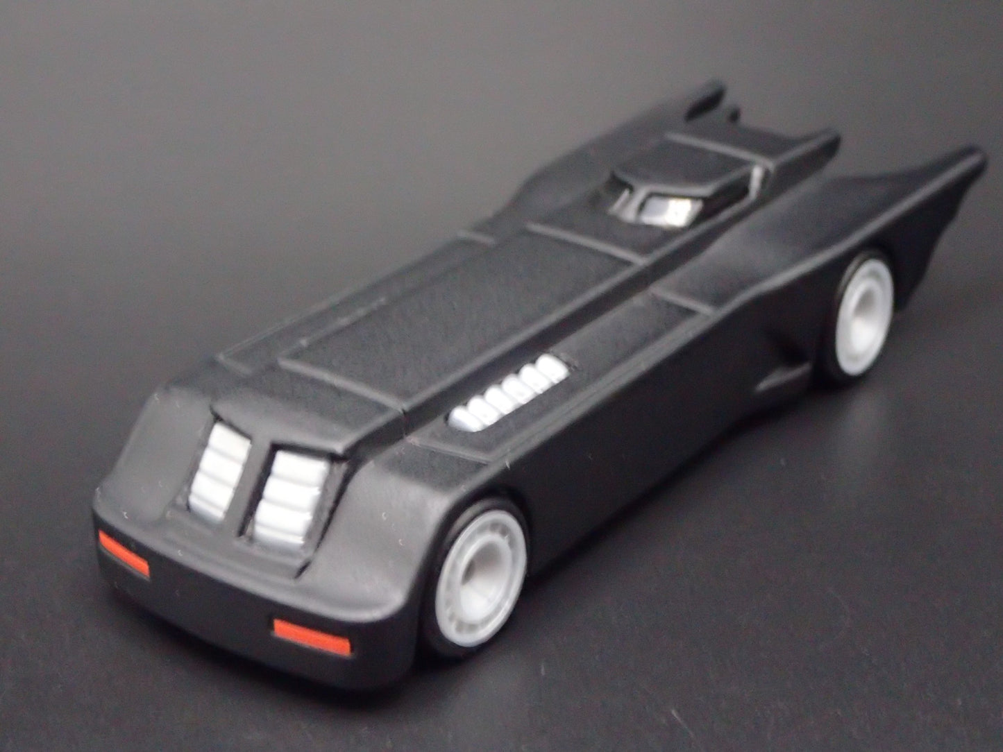 BATMAN THE ANIMATED SERIES BATMOBILE BLACK 1:64 SCALE DIORAMA DIECAST MODEL CAR