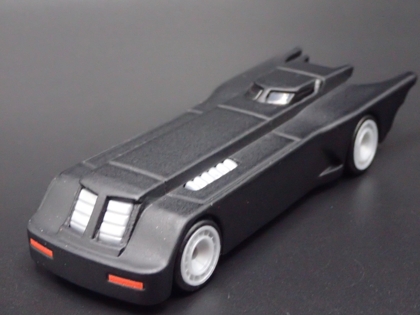 BATMAN THE ANIMATED SERIES BATMOBILE BLACK 1:64 SCALE DIORAMA DIECAST MODEL CAR