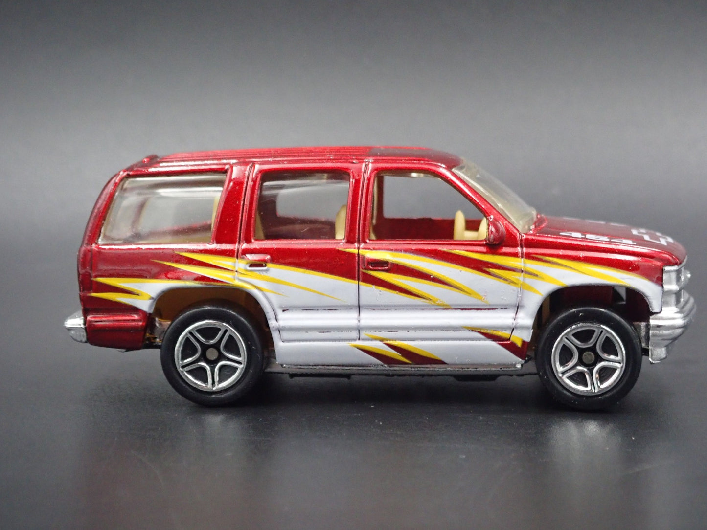 1997 97 CHEVY CHEVROLET TAHOE BURGUNDY 1:64 SCALE DIORAMA DIECAST MODEL CAR