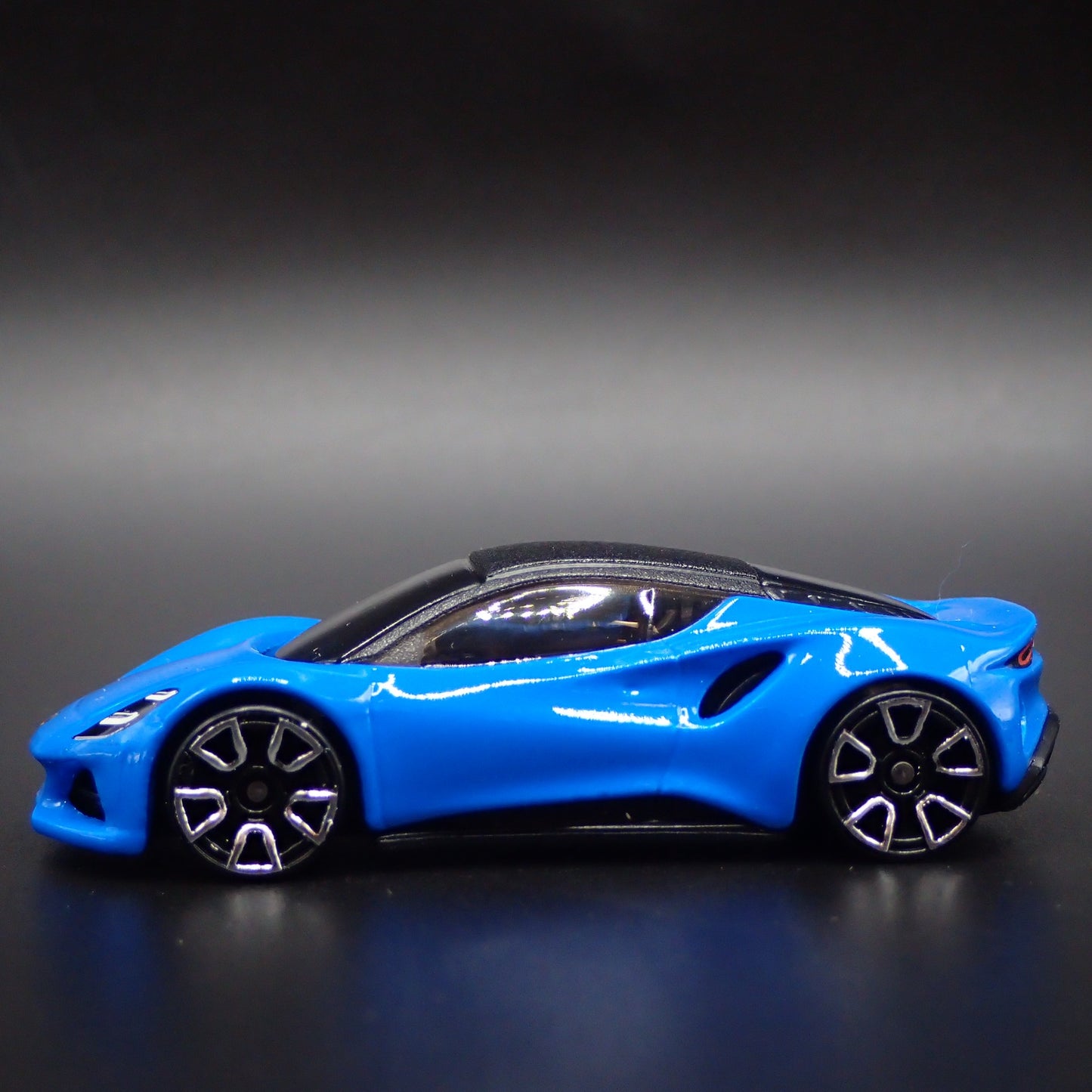 2021-2025 LOTUS EMIRA BLUE 1/64 SCALE COLLECTIBLE DIORAMA DIECAST MODEL CAR