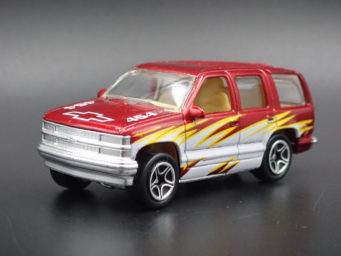 1997 97 CHEVY CHEVROLET TAHOE BURGUNDY 1:64 SCALE DIORAMA DIECAST MODEL CAR