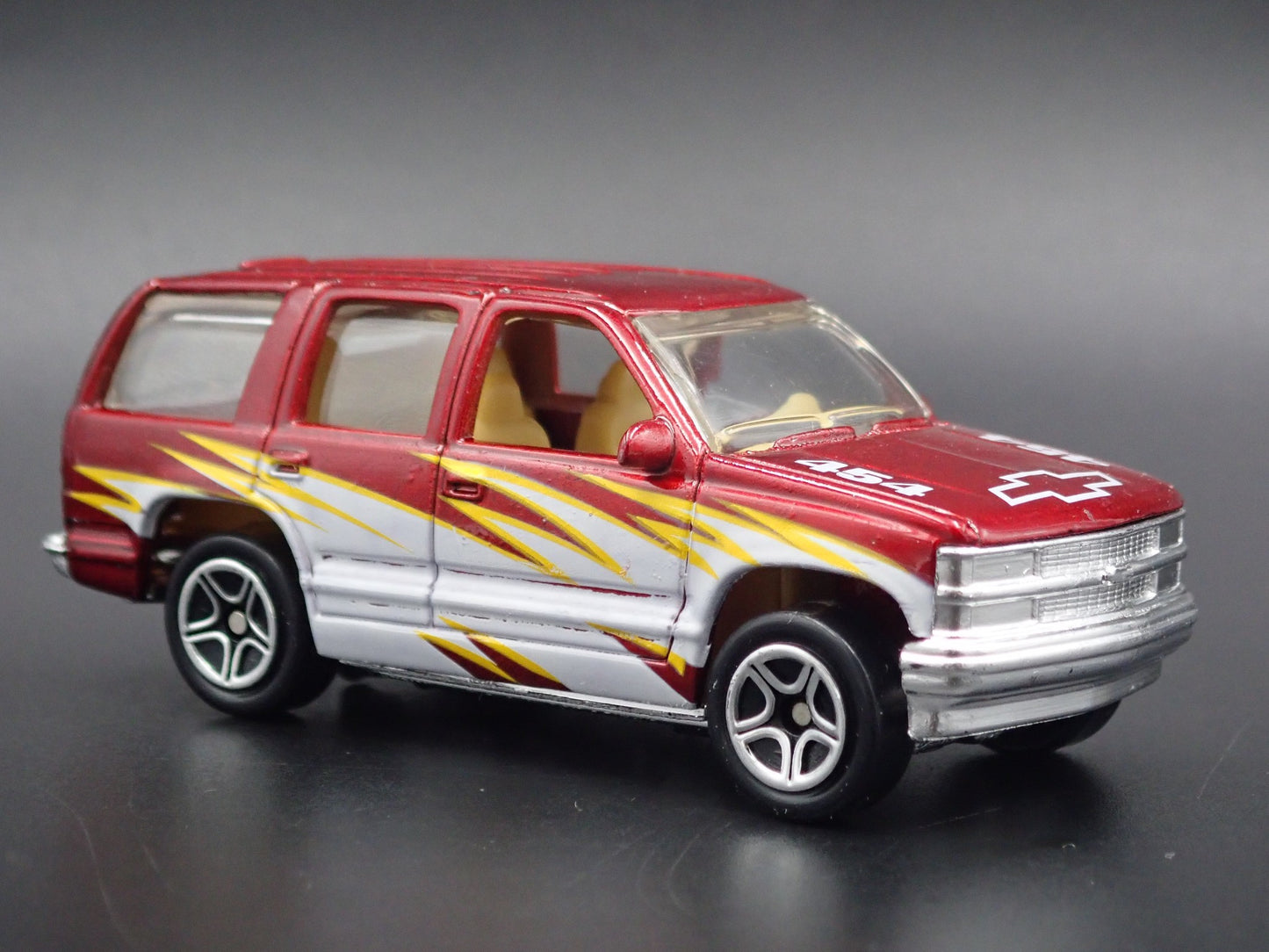 1997 97 CHEVY CHEVROLET TAHOE BURGUNDY 1:64 SCALE DIORAMA DIECAST MODEL CAR