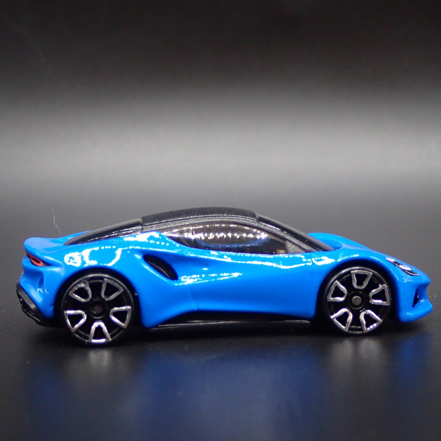 2021-2025 LOTUS EMIRA BLUE 1/64 SCALE COLLECTIBLE DIORAMA DIECAST MODEL CAR