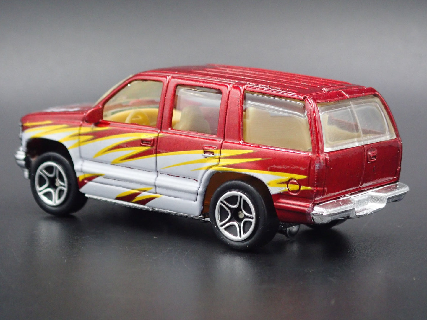1997 97 CHEVY CHEVROLET TAHOE BURGUNDY 1:64 SCALE DIORAMA DIECAST MODEL CAR