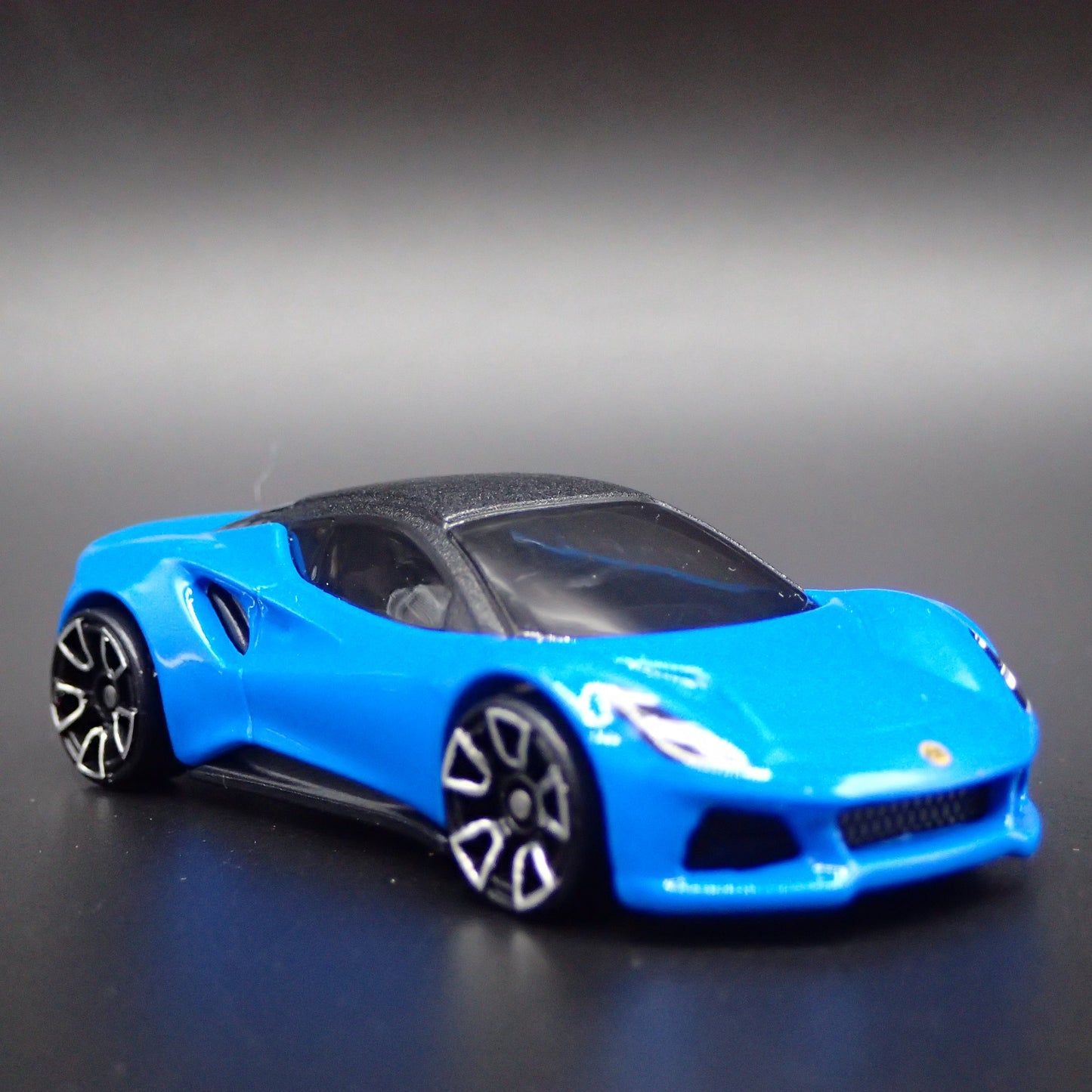 2021-2025 LOTUS EMIRA BLUE 1/64 SCALE COLLECTIBLE DIORAMA DIECAST MODEL CAR