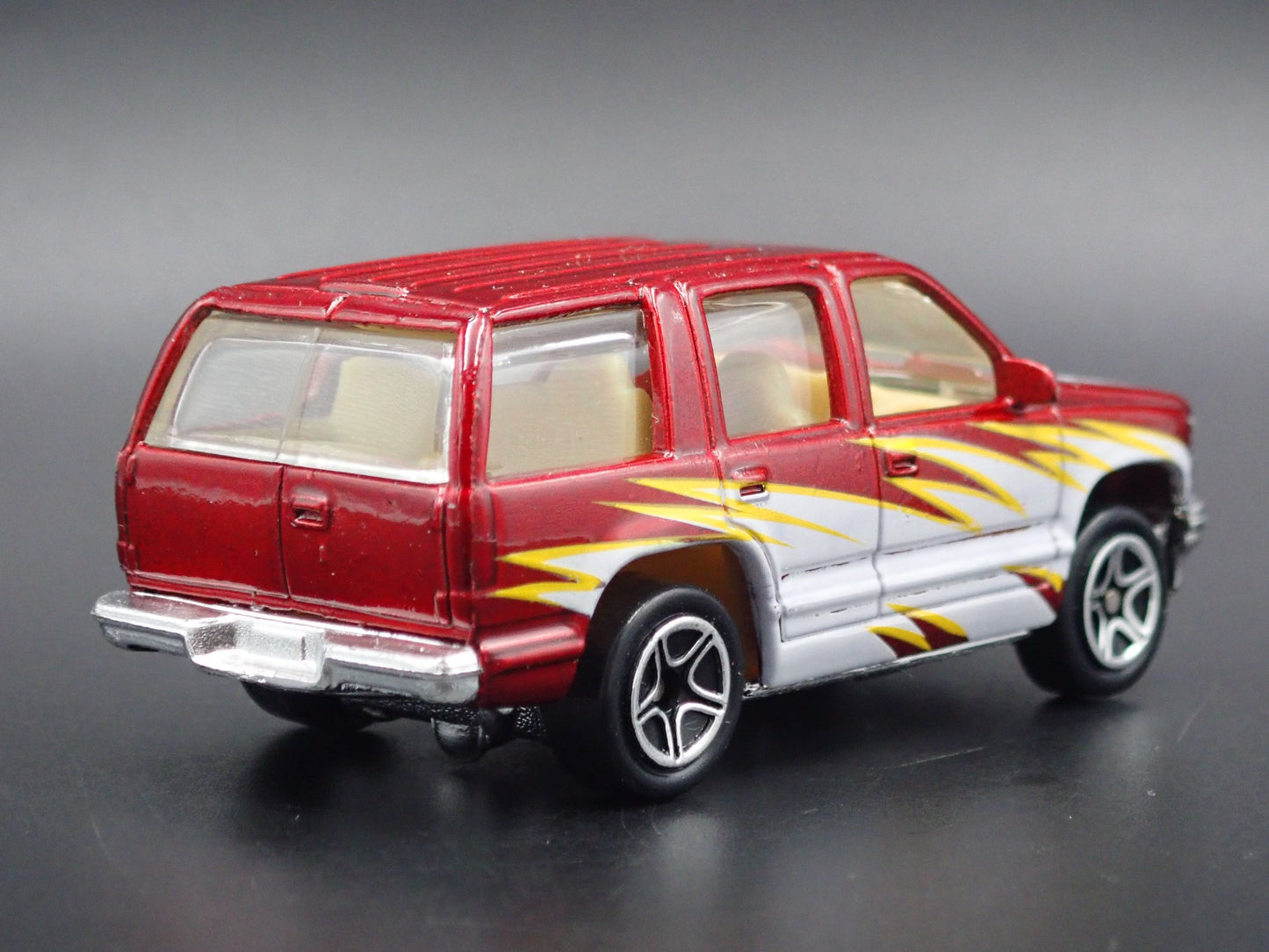 1997 97 CHEVY CHEVROLET TAHOE BURGUNDY 1:64 SCALE DIORAMA DIECAST MODEL CAR
