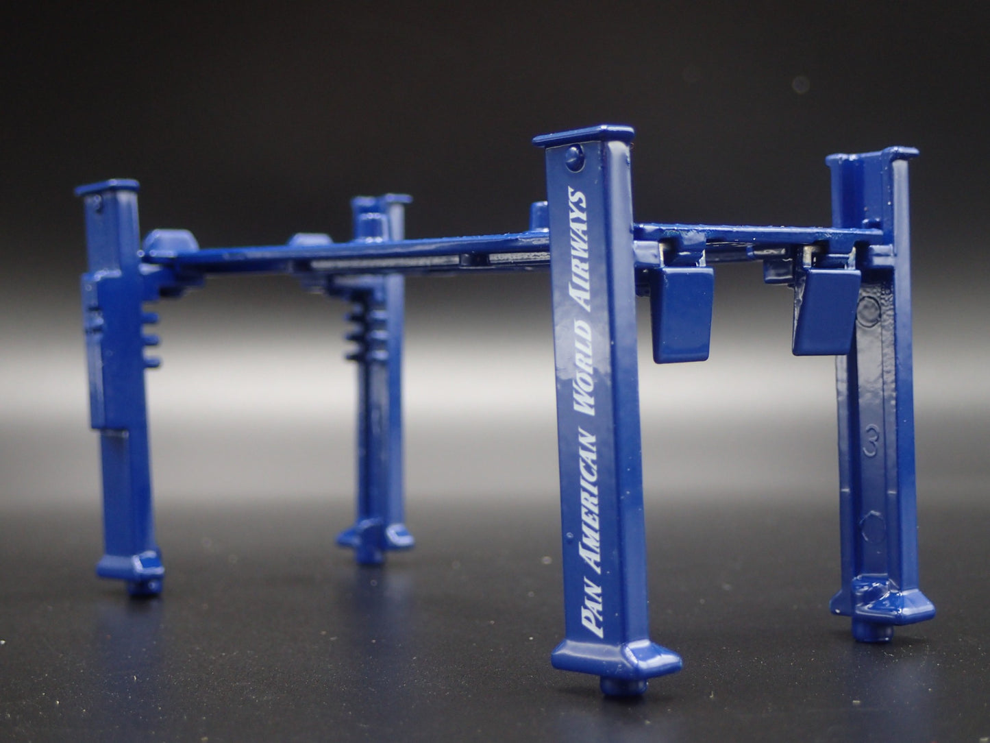 PAN AM 1:64 SCALE AUTO SHOP MECHANIC GARAGE 4 POST CAR LIFT DIORAMA MODEL PROP