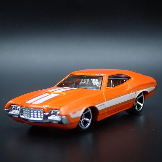 1972 72 FORD GRAN TORINO SPORT 1:64 SCALE COLLECTIBLE DIORAMA DIECAST MODEL CAR